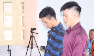 Hai bị cáo tại phiên tòa 