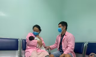 Cứu kịp thời em bé bị 'đẻ rơi' trong nhà vệ sinh
