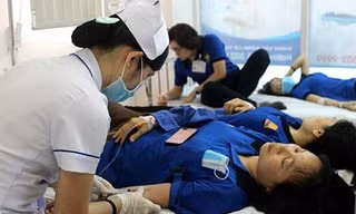 Các công nhân bị ngộ độc thức ăn đang được chăm sóc y tế