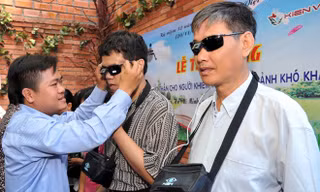 Tặng “mắt thần” cho thầy cô giáo, học sinh