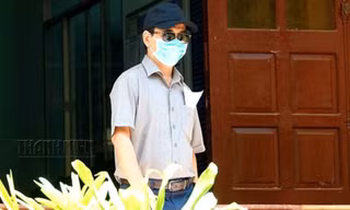 Ông Nguyễn Hữu Linh đến trụ sở TAND Q.4 để nhận các quyệt định triệu tập. (Ảnh: Thanh Niên)