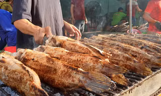 Tận thấy 'phố cá lóc nướng' ở Sài Gòn nhộn nhịp ngày vía Thần tài
