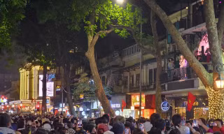 Hàng nghìn người đứng dưới ban công nhà Tuấn Hưng gần Hồ Gươm