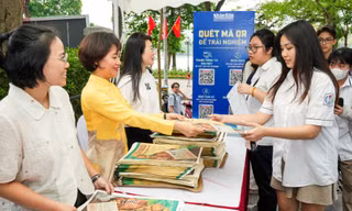 Người trẻ xếp hàng dài để nhận ấn phẩm đặc biệt về Chủ tịch Hồ Chí Minh