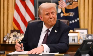 Bức tranh, tượng bán thân được ông Trump treo ở Phòng Bầu dục 