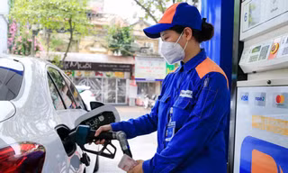 Giá xăng tăng, dầu diesel giảm
