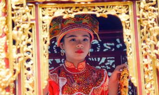Thi nhau mừng tuổi cho nữ tướng 11 tuổi ở hội Gióng
