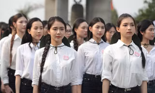 Thí sinh Hoa hậu Việt Nam thăm Nghĩa trang Đường 9: 'Thế hệ trẻ phải sống xứng đáng với sự hy sinh của cha ông'