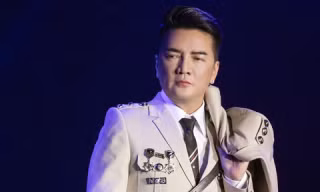 Sau vụ đeo huy hiệu lạ, live show của Đàm Vĩnh Hưng ở Hà Nội có được diễn ra không?
