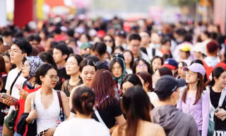 Dòng người đổ về kẹt cứng nơi tổ chức concert Anh trai vượt ngàn chông gai 