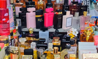 Bên trong khu chợ bán đồ gắn mác Dior, Gucci, Adidas giá vài chục nghìn đồng