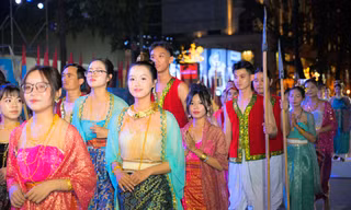 Tiểu Vy, Quốc Anh cùng hàng nghìn người mặc Việt phục xuống phố