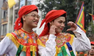 Dàn trai chưa vợ, con nhà gia giáo múa điệu đánh bồng ở làng Triều Khúc