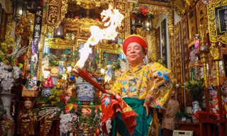 Nóng chuyện đưa hầu đồng ra khỏi không gian thiêng