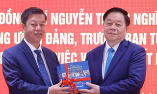 Trưởng Ban Tuyên giáo và Dân vận Trung ương Nguyễn Trọng Nghĩa nhấn mạnh tầm quan trọng của sách lý luận, chính trị