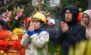 Người dân đội mưa đổ về đền Trần trước giờ khai ấn