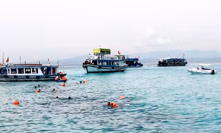 Nơi du khách bơi lặn ở Hòn Mun bị xả chất thải từ các con tàu chở chính họ