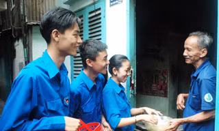 Tình nguyện đưa cơm đến tận nhà Ảnh: N.A