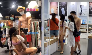 Hai hotgirl mặc bikini cùng người đàn ông bán nude vào trung tâm thương mại