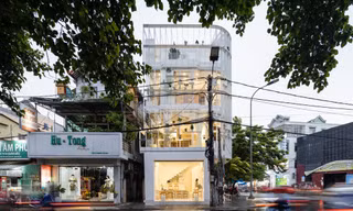 Dùng lam thép và kính cải tạo mặt tiền, nhà 3 tầng được báo Mỹ hết lời khen ngợi 
