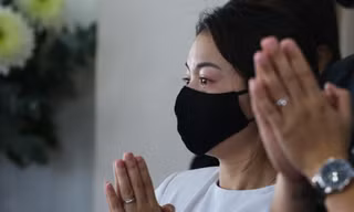 Xúc động hình ảnh lễ cầu siêu cho bé gái 8 tuổi bị 'dì ghẻ' bạo hành đến chết 