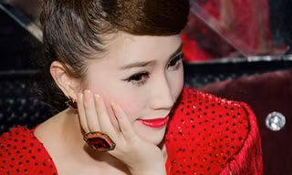 Bảo Thy diện váy đỏ sexy khoe nhẫn 2 tỷ