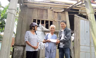 Trao tiền, sữa cho dân vùng lũ