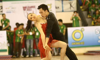 Nữ sinh Ngoại thương sôi động trong điệu nhảy dancesport