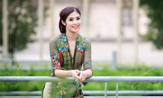 Ngọc Hân xinh đẹp rạng ngời làm MC ở Pháp