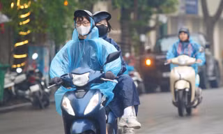Người Hà Nội rét run trong thời tiết mưa phùn, gió bấc