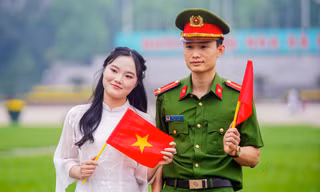 Người dân đổ về Quảng trường Ba Đình chụp ảnh trước thềm đại lễ 30/4