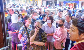 Cảnh tượng chưa từng thấy ở 'phố vàng' Hà Nội 