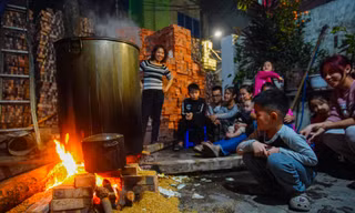 Người Hà Nội luộc bánh chưng trên vỉa hè, thức xuyên đêm chờ bánh chín 