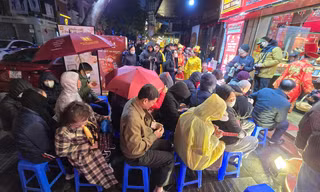 Nhiều người đổ đi mua vàng cầu may từ 3h sáng bất chấp mưa rét 