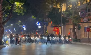 Đi bão văn minh của người dân trong đêm 'Hà Nội không ngủ'