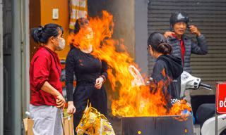 Dân phố cổ Hà Nội đốt vàng mã cúng Táo quân ngoài đường, khói bốc nghi ngút