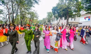 Ngắm những 'bông hồng thép' thướt tha trong trang phục áo dài 