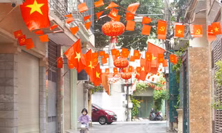 Phố phường Hà Nội đỏ thắm màu cờ ngày 29 Tết