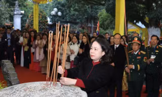 Hàng nghìn người đổ về khai mạc Lễ hội đền Hai Bà Trưng
