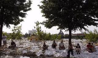 Các tình nguyện viên ngồi nghỉ trên các bao cát gần sông Elbe