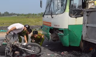 Tông vào xe buýt, hai anh em chết thảm
