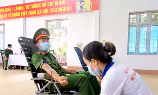 Một chiến sĩ công an tham gia hiến máu