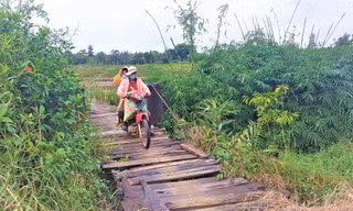 Một cầu tạm bắt qua sông Krông Năng xuống cấp