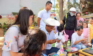 Nặn tò he hút khách.