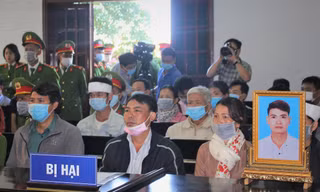 Gia đình bị hại có mặt tại tòa từ sớm