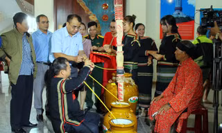 Ché có mặt trong lễ cúng sức khỏe.