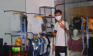 Một người dân bày tỏ niềm vui khi có lệnh gỡ bỏ phong tỏa