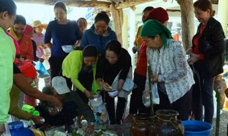 Bà con người Gia Rai chuẩn bị lễ vật cúng thần buôn