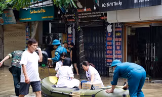 Hà Nội: Nhân viên y tế đi thuyền vào chữa bệnh cho dân 