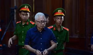 Cựu Tổng giám đốc DongABank Trần Phương Bình tại phiên tòa sơ thẩm. Ảnh: Tân Châu